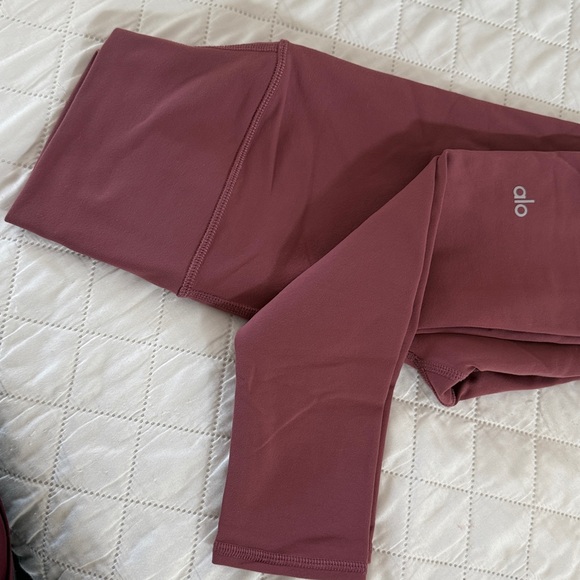 Alo High-Waist Airbrush Legging in Burgundy - Picture 4 of 5